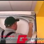 Видео: Установка гаражных секционных ворот своими руками