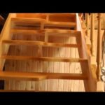 Видео: Монтаж деревянной лестницы  Утиный шаг
